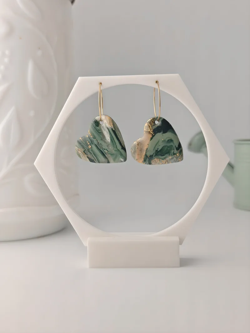 Cœur penché, Vert, polymère façonné main — Atelier Ora